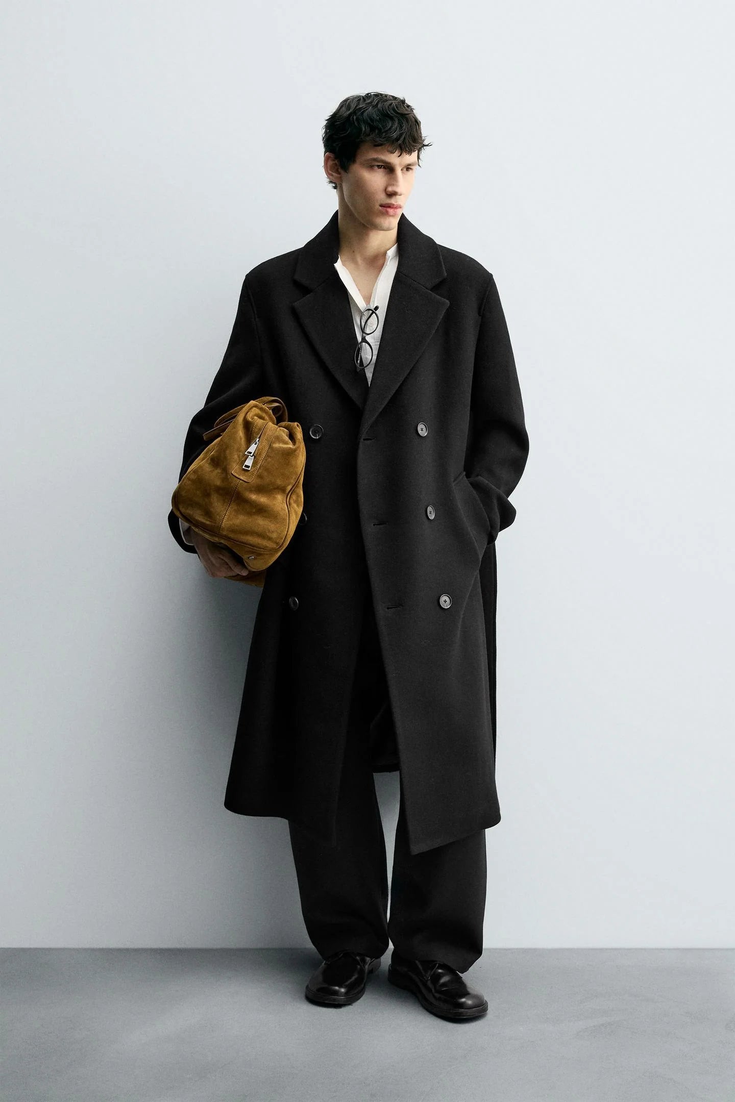 BLACK OVERCOAT